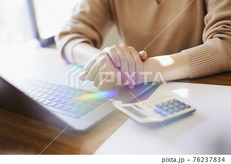 パソコンを操作する女性 パソコンを操作する女性 76237834