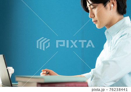 パソコンに向かう若い男性 76238441