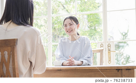 笑顔で話す母と娘 笑顔で話す母と娘 76238733