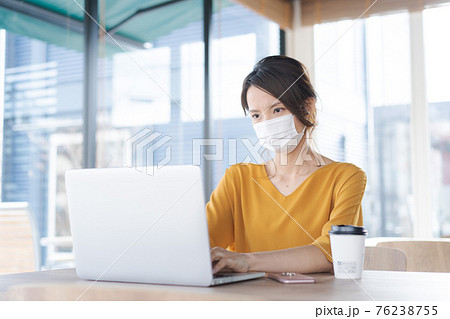 女性　働く　マスク 76238755