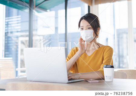 女性　働く　マスク 76238756