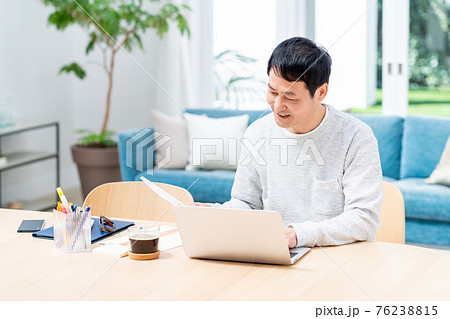 テレワークするミドルの男性 テレワークするミドルの男性 76238815