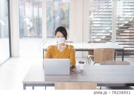 女性 働く マスク 女性 働く マスク 76238931