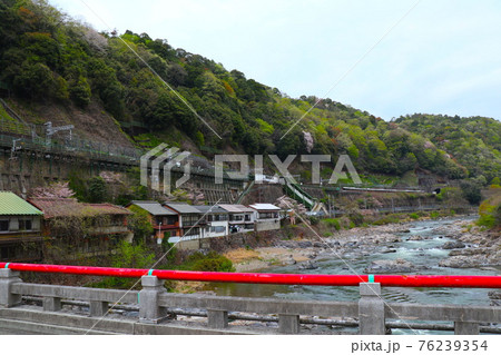 城嶺橋からのぞむ庄内川と定光寺駅 城嶺橋からのぞむ庄内川と定光寺駅 76239354