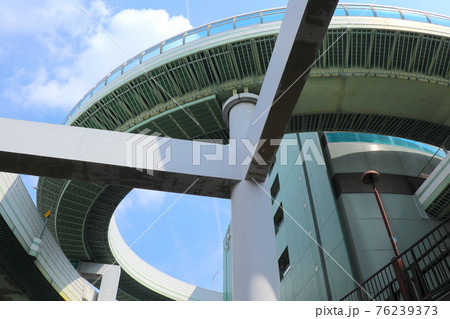 近未来的な高速道路の風景 76239373