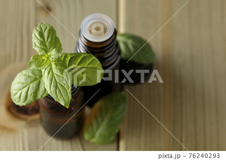 ミントとアロマオイルの瓶 76240293