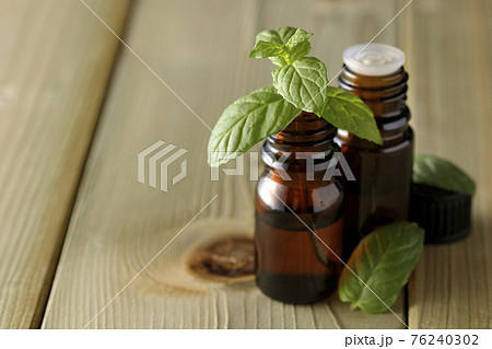 ミントとアロマオイルの瓶 76240302