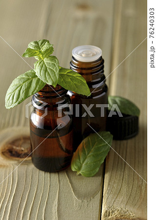 ミントとアロマオイルの瓶 76240303
