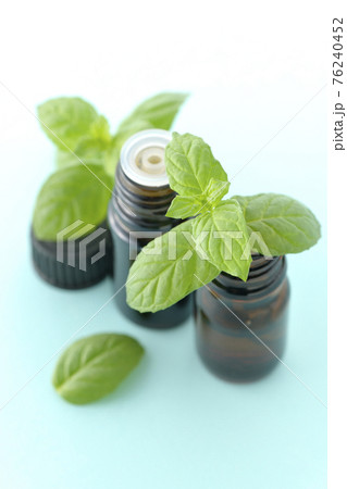 ミントとアロマオイルの瓶 76240452