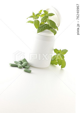 ミントとガムとボトルを白背景で撮影 76240967