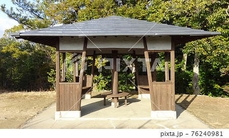 昼下がりの公園の東屋 ポカポカした陽気が心地よい 誰もいない公園 散歩途中に見つけた不思議な空間の写真素材