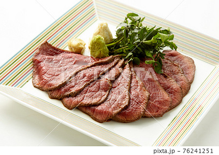 肉汁溢れる贅沢なローストビーフのスライス 76241251