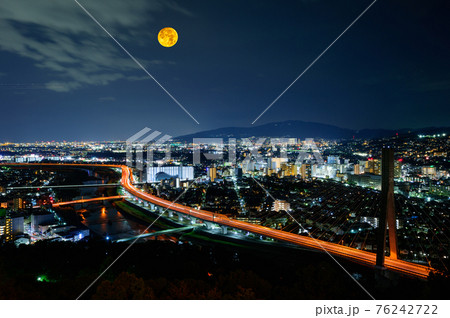 猪名川沿いの阪神高速池田線の夜景、大阪府池田市、新猪名川大橋と満月、10月27日、日本 76242722
