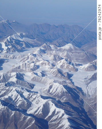 天山山脈　テンシャン山脈　新疆ウイグル自治区　定期便より空撮 76242974