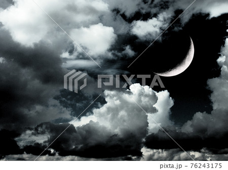 The moon in the night skyのイラスト素材 [76243175] - PIXTA