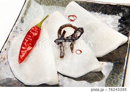 大根の千枚漬け 76243395