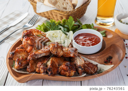 Chicken wings with vegetables and beer 76243561