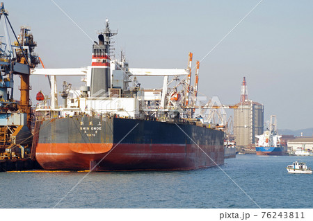 水島工業地帯で荷役をする鉱石運搬船 76243811