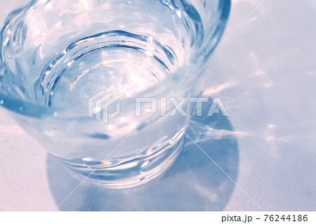 グラスに入った水 グラスに入った水 76244186