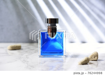 テーブルの香水瓶 76244998