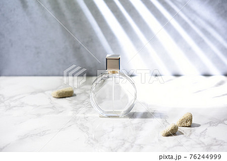 テーブルの香水瓶 76244999