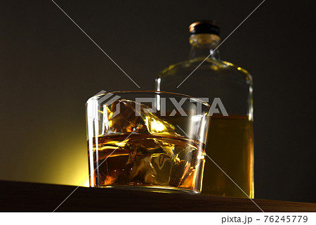 ウイスキー　オンザロック 76245779