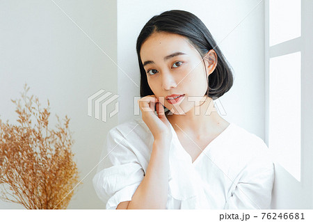 若い女性のヘアスタイル、スキンケア、ビューティーイメージ 76246681