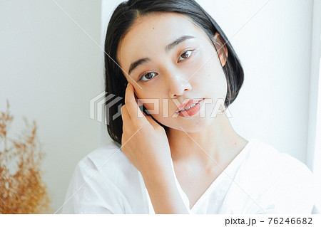 若い女性のヘアスタイル、スキンケア、ビューティーイメージ 76246682