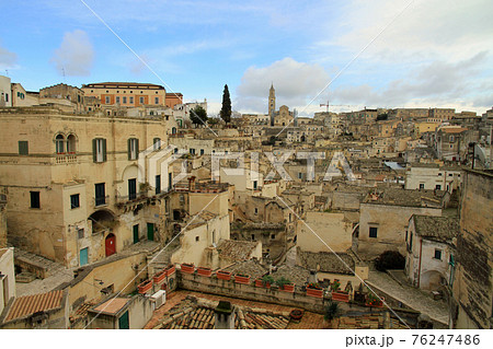 イタリア南部マテラの洞窟住居の街並み 76247486