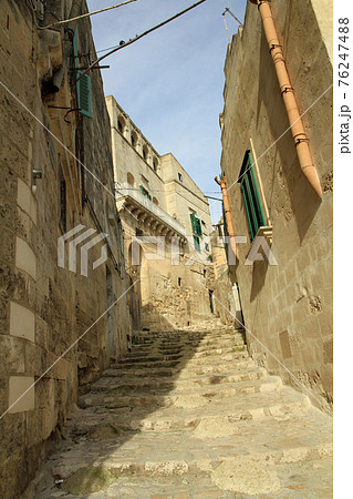 イタリア南部のマテラの洞窟住居の路地裏 76247488