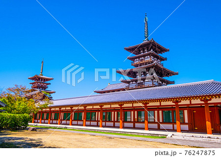 薬師寺の東塔と西塔 薬師寺の東塔と西塔 76247875