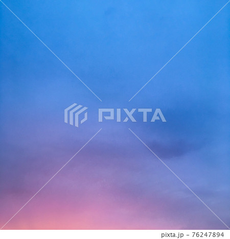 青からピンクのグラデーションになった夕焼け空の写真素材