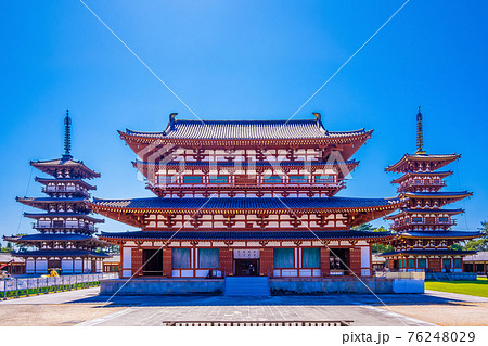 薬師寺の金堂と東塔と西塔 薬師寺の金堂と東塔と西塔 76248029