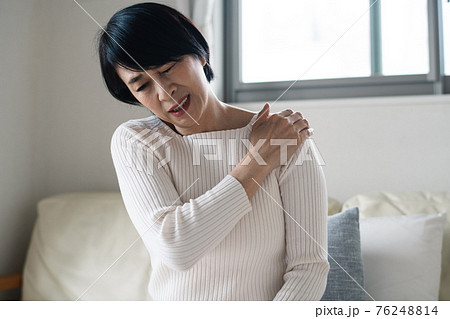 肩こりに悩む・疲労がたまる日本人女性 76248814