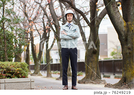 作業服の男性 76249219