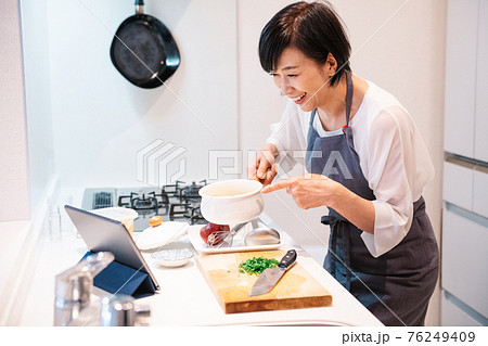 キッチンで料理をする日本人女性　 76249409