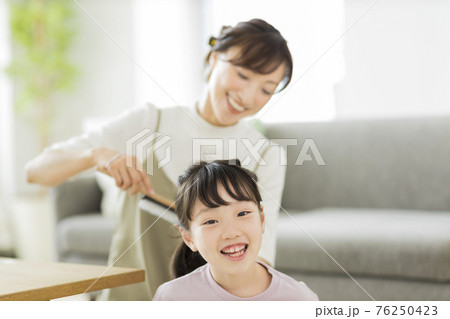 母親に髪をブラッシングしてもらう女の子 母親に髪をブラッシングしてもらう女の子 76250423