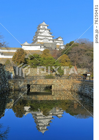 【兵庫県】シンメトリーな姫路城 【兵庫県】シンメトリーな姫路城 76250431