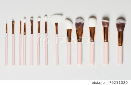 Set of cosmetic brushes different size Set of cosmetic brushes different size 76251020