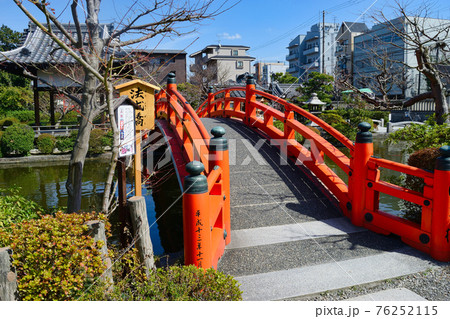 京都　神泉苑 の法成橋 76252115