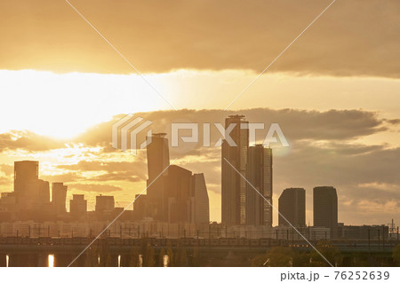 都市 都会 夕焼けの写真素材