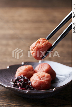 箸でつまみ上げた梅干し 箸でつまみ上げた梅干し 76253297