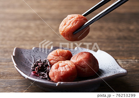 箸でつまみ上げた梅干し 76253299