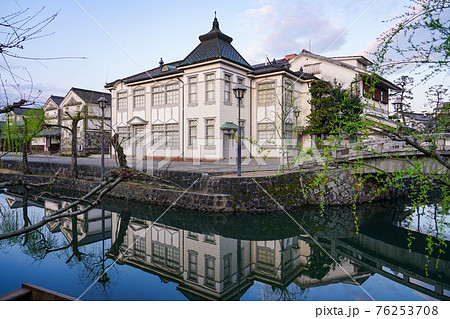 春の朝、静かな倉敷美観地区の街並み（倉敷館） 76253708