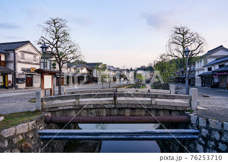 春の朝、静かな倉敷美観地区の街並み（前神橋から見渡し） 76253710