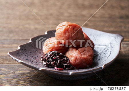 器に盛られた梅干し 76253887