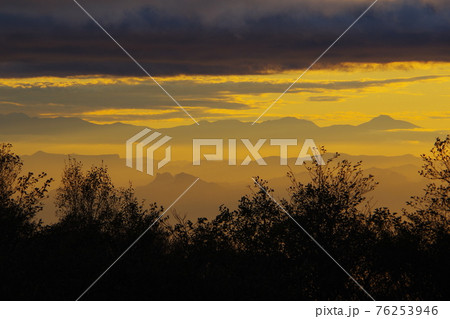 群馬県赤城山の地蔵岳から夕暮れの北八ヶ岳を望む 76253946
