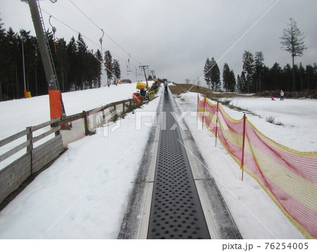 ドイツ、Winterbergスキー場のベルトコンベア 76254005