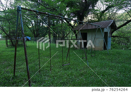 廃墟　山梨県　江草小学校　廃校　教室　校庭　遊具 76254264