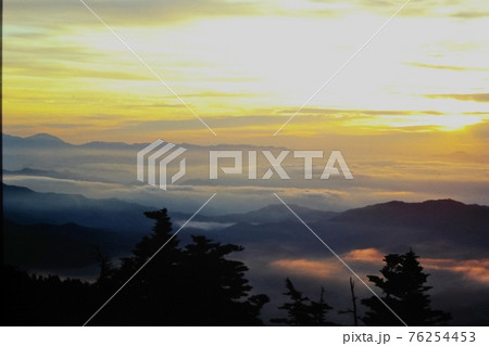 雲海に覆われた早朝の渋峠 76254453